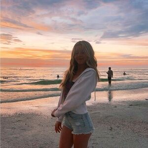 I’m summer I’m trying to empty some space so feel free to shop in my closet!🤍